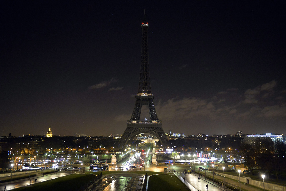 Έσβησε ο πύργος του Άιφελ για το Charlie Hebdo