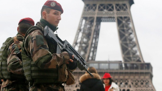 Σε συναγερμό η Γαλλία, κατεβάζει πάνω από 10.000 στρατιώτες στους δρόμους