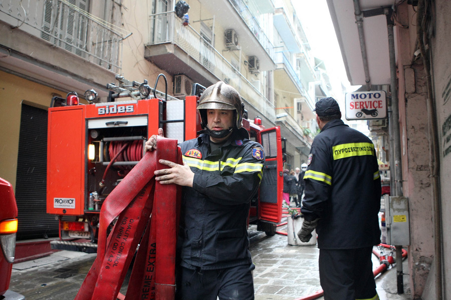 Τραυματίστηκαν άστεγοι σε φωτιά σε εγκαταλελειμμένο εργοστάσιο