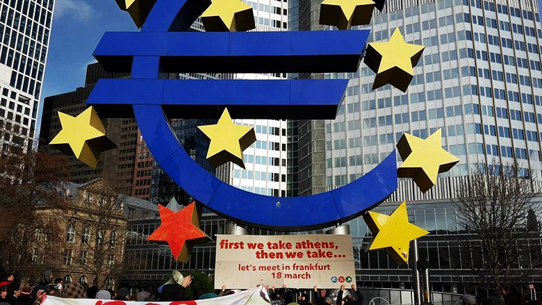 Ακτιβιστές έξω από την ΕΚΤ έβαψαν κόκκινο το ένα αστέρι του ευρώ: First we take Athens