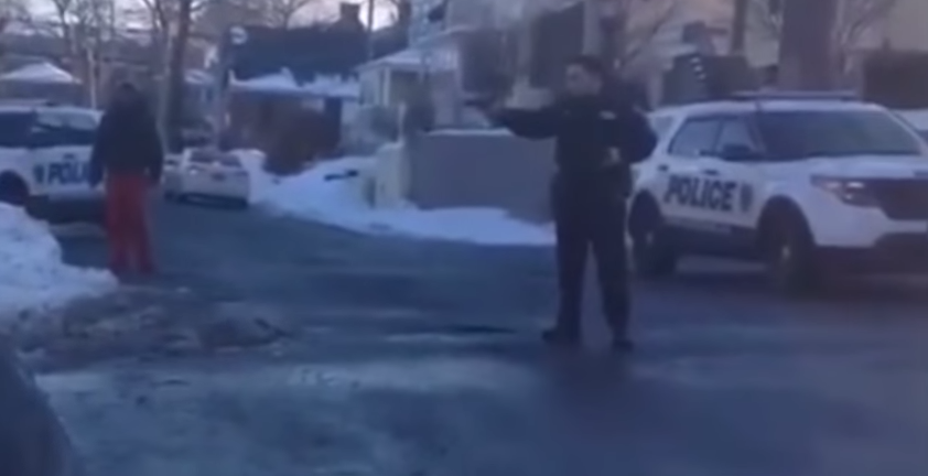 ΗΠΑ: Αστυνομικός έβγαλε όπλο σε νεαρούς που έπαιζαν χιονοπόλεμο