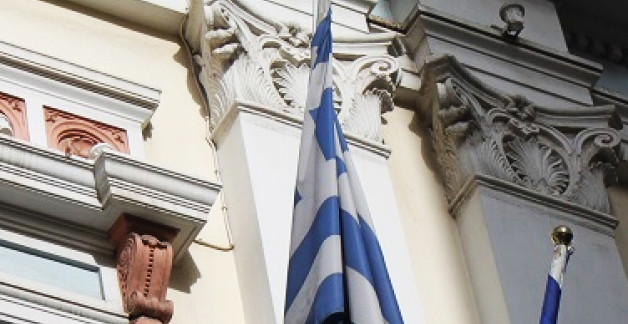 Ο δήμαρχος της Πάτρας κατέβασε από το δημαρχείο τη σημαία της ΕΕ