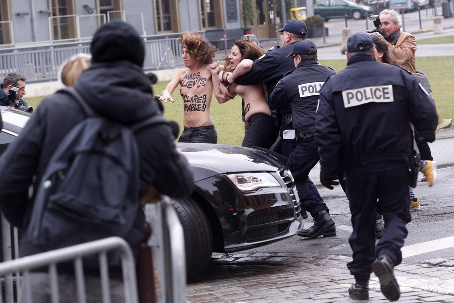 Γυμνόστηθες Femen κατά Στρος Καν [ΦΩΤΟ + BINTEO]