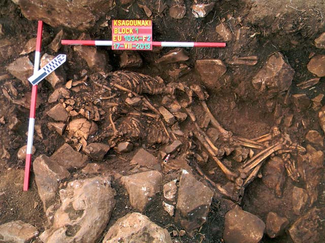 Αγκαλιασμένο βρέθηκε προϊστορικό ζευγάρι στο Διρό