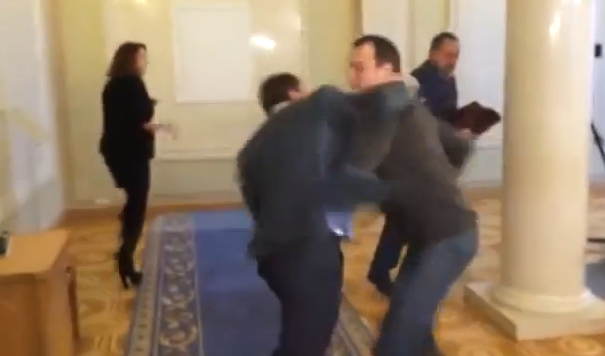 «Πόλεμος» στο κοινοβούλιο της Ουκρανίας [Βίντεο]