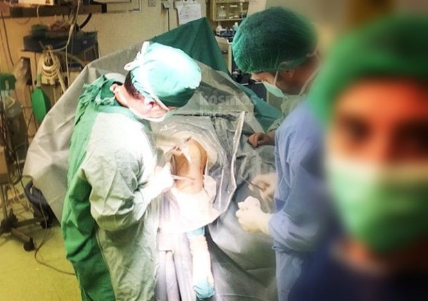 Γιατρός από τη Λάρισα ανέβασε selfie από το χειρουργείο