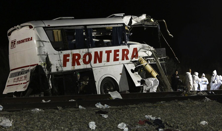 Μεξικό: Πολύνεκρη σύγκρουση τρένου με λεωφορείο