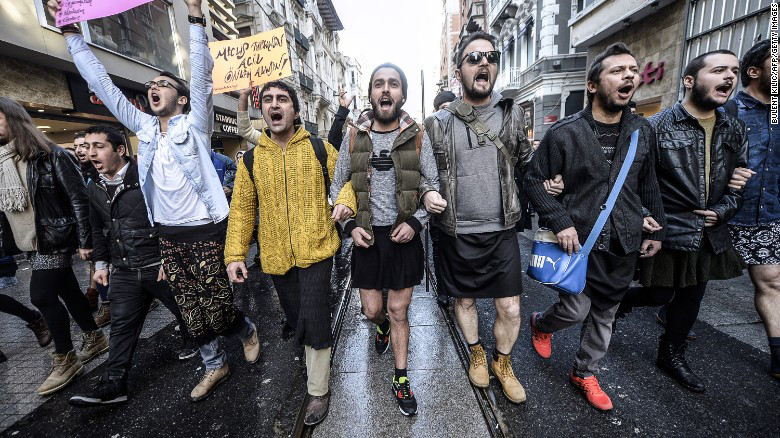 Τουρκία: Άνδρες φόρεσαν φούστες για το θάνατο της φοιτήτριας [ΒΙΝΤΕΟ]
