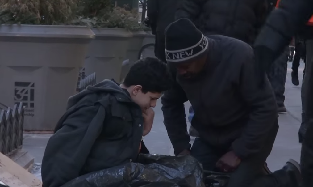 Ένα παιδί κρυώνει και μόνο ένας άστεγος βοηθάει [ΒΙΝΤΕΟ]