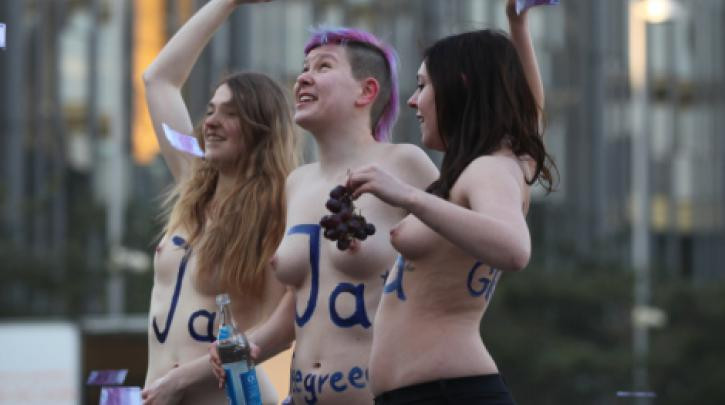 Γυμνή διαμαρτυρία για το «ναι» στην Ελλάδα