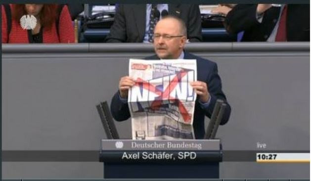 Γερμανός βουλευτής με πλακάτ κατά της Bild στην Bundestag