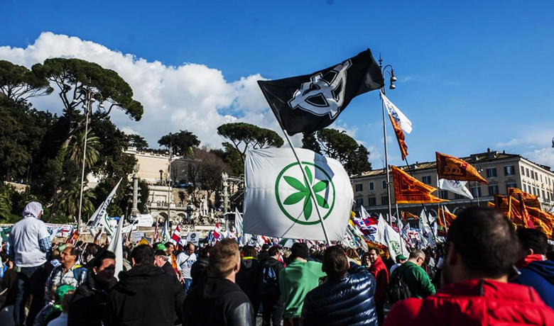 Φασίστες και αντιφασίστες στους δρόμους της Ρώμης