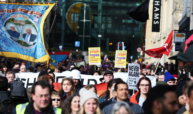 «Όχι» στον αντιισλαμισμό φώναξε το Νιουκαστλ: Χιλιάδες ενάντια στο PEGIDA