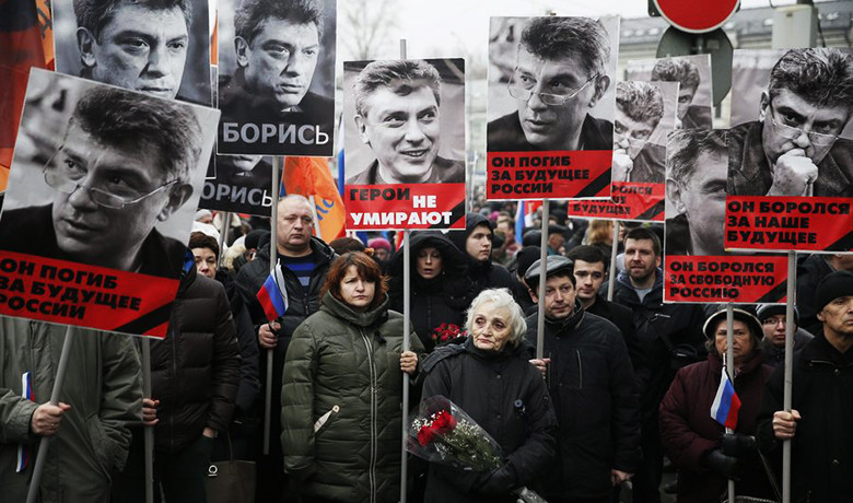 Βίντεο ντοκουμέντο από τη δολοφονία Νεμτσόφ – Διαδήλωση μνήμης στη Μόσχα