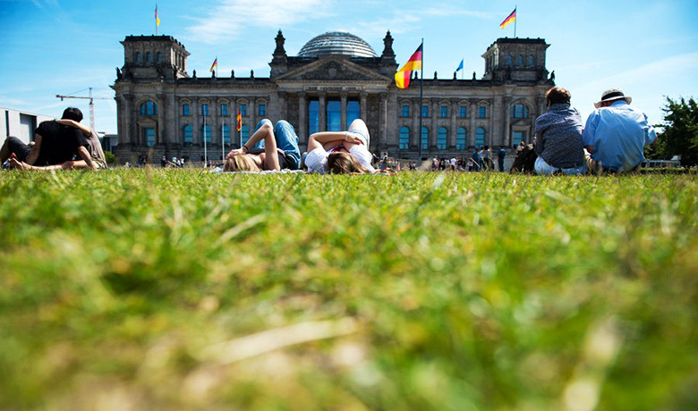 FT: Πρόβλημα χρέους έχει και η Γερμανία