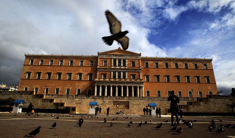 Έρχεται όριο στη δανειοδότηση των κομμάτων