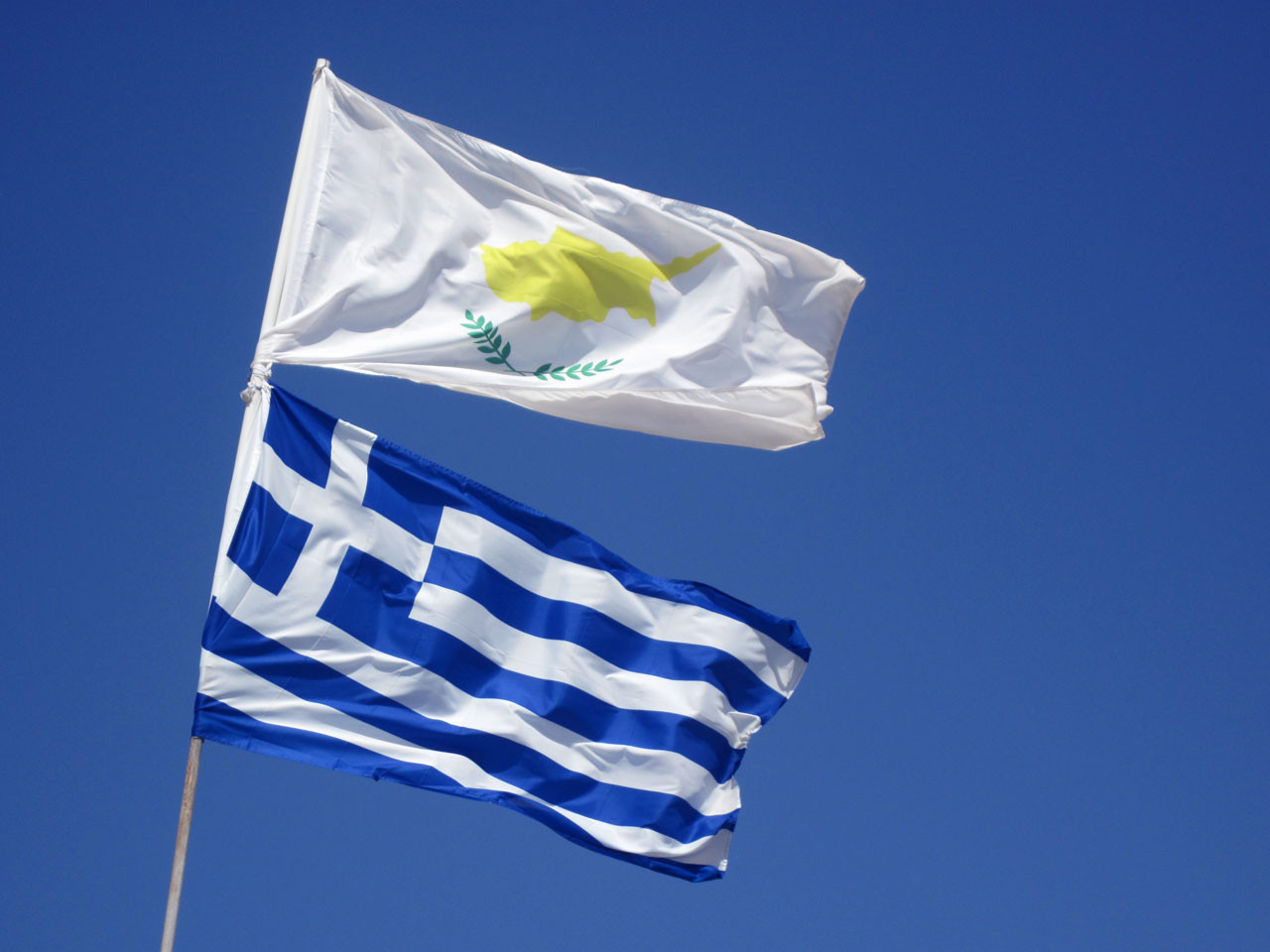Η Κύπρος αδειάζει (ξανά) την Ελλάδα