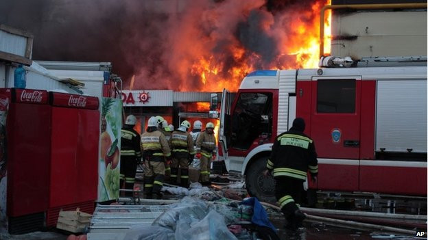 Πέντε νεκροί και 25 εγκλωβισμένοι μετά από πυρκαγιά σε εμπορικό στη Ρωσία [ΦΩΤΟΓΡΑΦΙΕΣ]