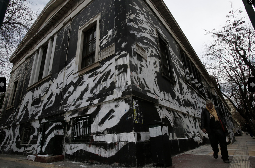 Αρχίζουν οι διαδικασίες απομάκρυνσης του γκράφιτι στο Πολυτεχνείο