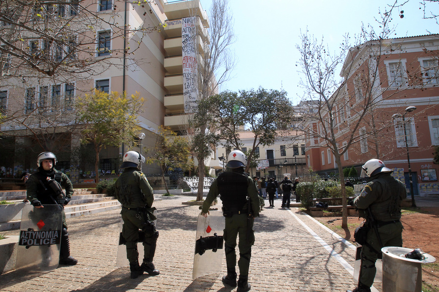 ΜΑΤ γύρω από την υπό κατάληψη Νομική [ΦΩΤΟΓΡΑΦΙΕΣ + ΒΙΝΤΕΟ]