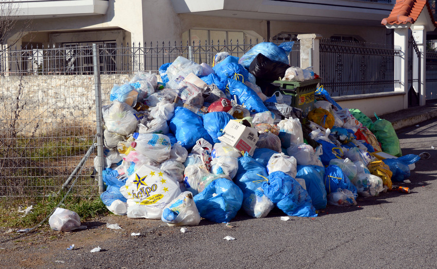 Μήνυση κατά παντός υπευθύνου για τα σκουπίδια στην Τρίπολη