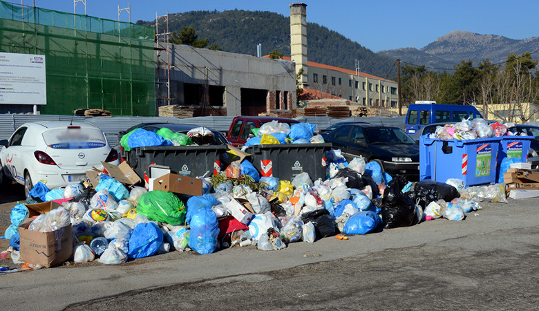 Απομακρύνονται σταδιακά τα «βουνά» σκουπιδιών από την Τρίπολη