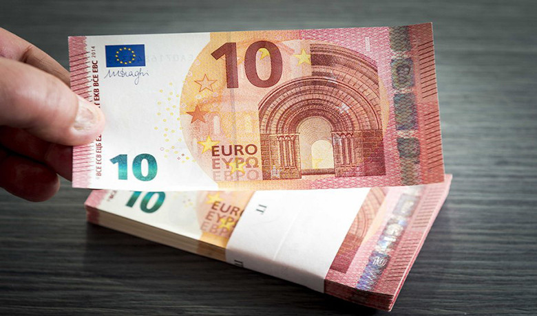 Eurostat: Οι Έλληνες πληρώνονται τα μισά σε σχέση με τους υπόλοιπους της ευρωζώνης