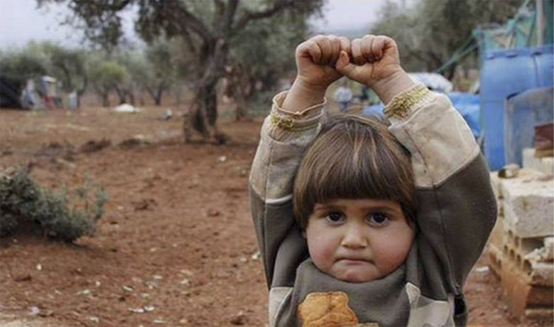«Παραδίνομαι!»: Η φωτογραφία του ορφανού από τη Συρία που κάνει το γύρο του Διαδικτύου