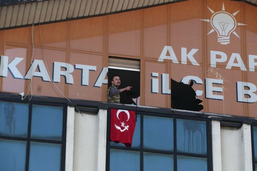 Ένοπλος εισέβαλε σε γραφεία του AKP στην Κωνσταντινούπολη [ΒΙΝΤΕΟ]