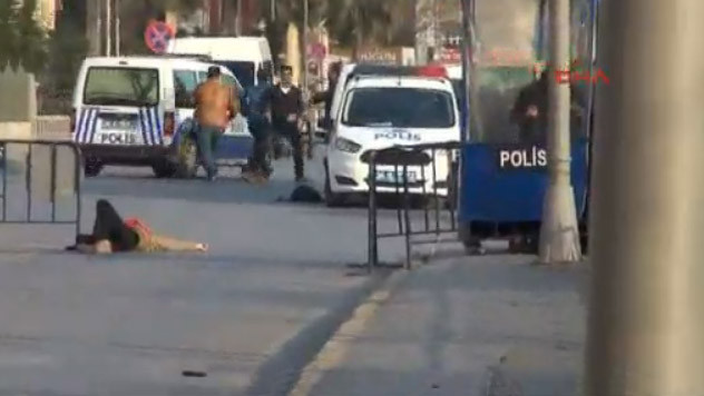 Νεκροί οι δύο ένοπλοι έξω από το αρχηγείο της αστυνομίας στην Κων/πολη