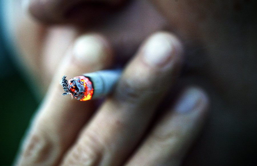 Ίδια πακέτα, χωρίς λογότυπα, για όλα τα τσιγάρα προωθεί η Γαλλία