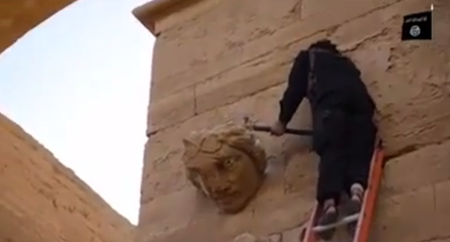 Τζιχαντιστές διαλύουν γλυπτά στην αρχαία πόλη της Χάτρα