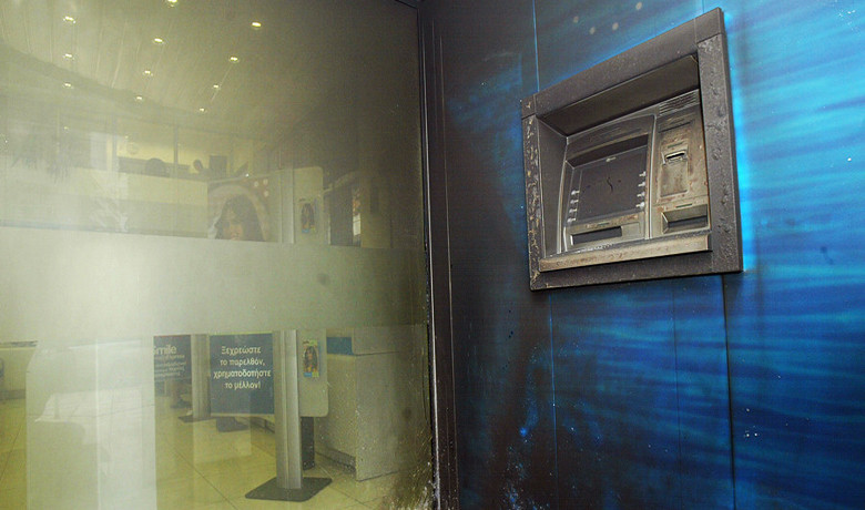 Έκρηξη σε είσοδο τράπεζας στα Χανιά