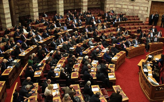 Στη Βουλή το ν/σ για τον εκδημοκρατισμό της διοίκησης και τις επαναπροσλήψεις [LIVE]