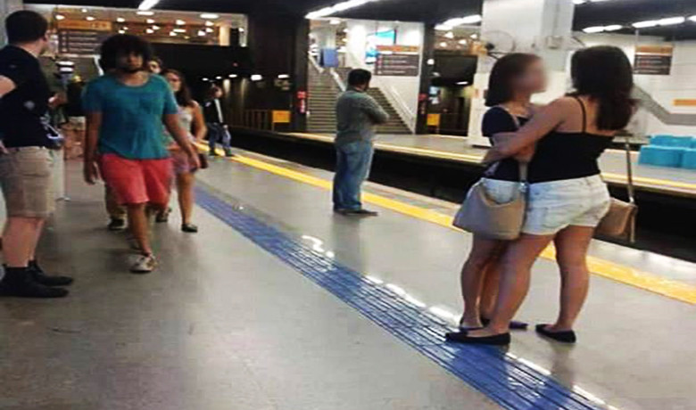 Οργισμένη ανάρτηση στο Facebook για την «απαράδεκτη εικόνα» στο μετρό