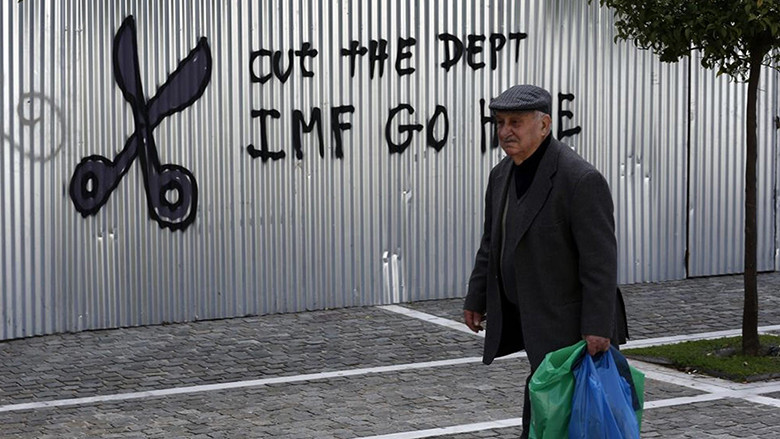 Financial Times: Kουρασμένοι και μοιρολάτρες οι Έλληνες λίγο πριν τον γκρεμό