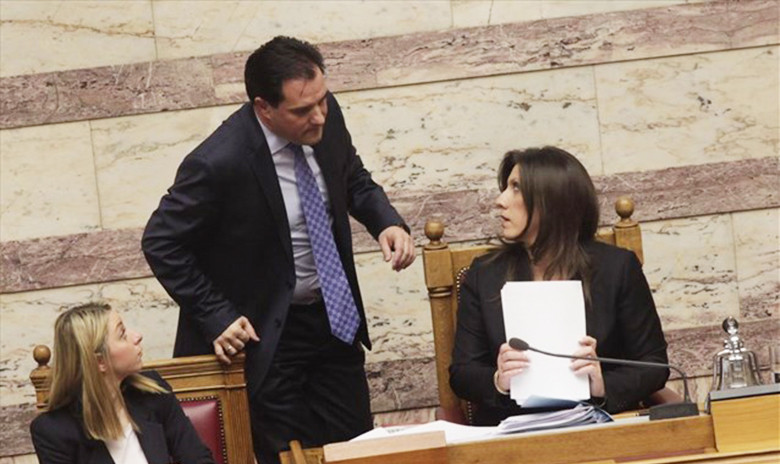 Βουλή: Με Δροσίνη υποδέχτηκε ο Άδωνις τη Ζωή Κωνσταντοπούλου