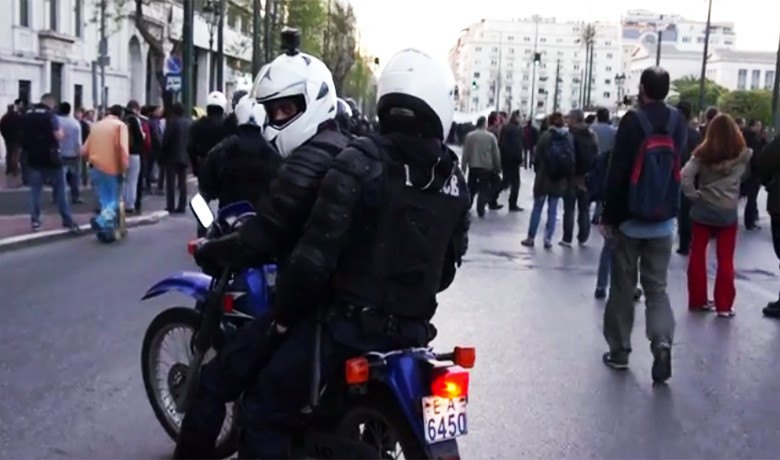 Αστυνομικός με κάμερα στο κράνος κατέγραφε την πορεία στα Προπύλαια [ΒΙΝΤΕΟ]