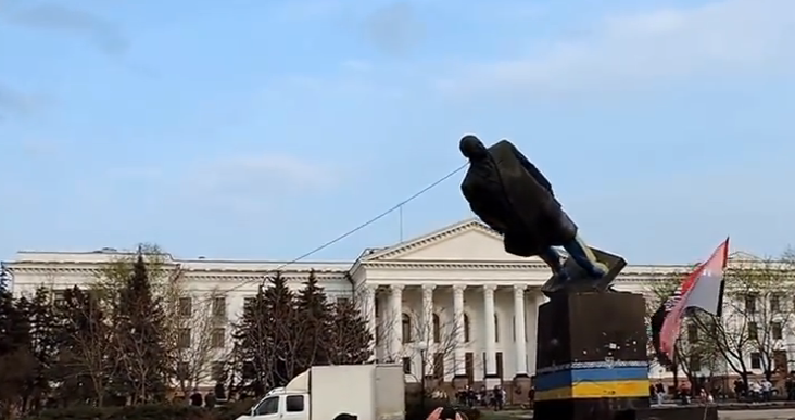 Γκρέμισαν αγάλματα του Λένιν στην Ουκρανία [ΒΙΝΤΕΟ]