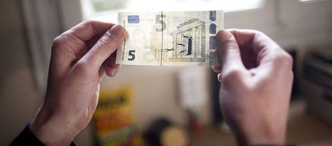 Αποτυπώνει την ελληνική κρίση σε χαρτονομίσματα του ευρώ [ΦΩΤΟΓΡΑΦΙΕΣ]