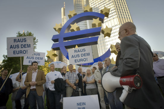 Συγκέντρωση κατά ευρώ και υπέρ Grexit στο Ευρωκοινοβούλιο