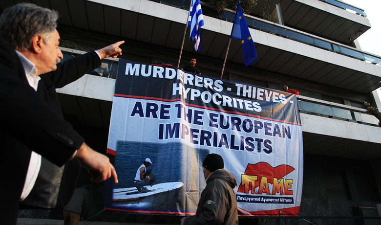 Κρέμασε πανό για τους μετανάστες στα γραφεία της ΕΕ το ΠΑΜΕ [Βίντεο]