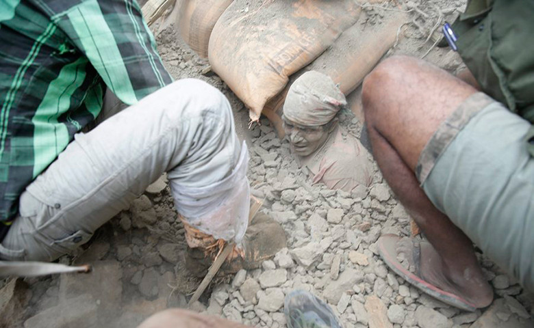 Ξεπερνούν τους 1.500 οι νεκροί από το σεισμό των 7,8 Ρίχτερ στο Νεπάλ [ΒΙΝΤΕΟ+ΝΕΕΣ ΦΩΤΟ]