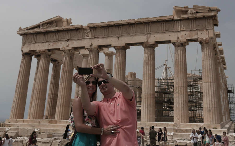 Βρετανική πρόκληση: Aν πάτε στην Ελλάδα, πάρτε μετρητά μην τυχόν και χρεοκοπήσει