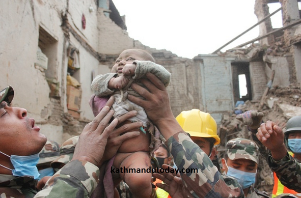 Νεπάλ: Βρέφος ανασύρθηκε ζωντανό μέσα από τα ερείπια [Βίντεο + Φωτο]