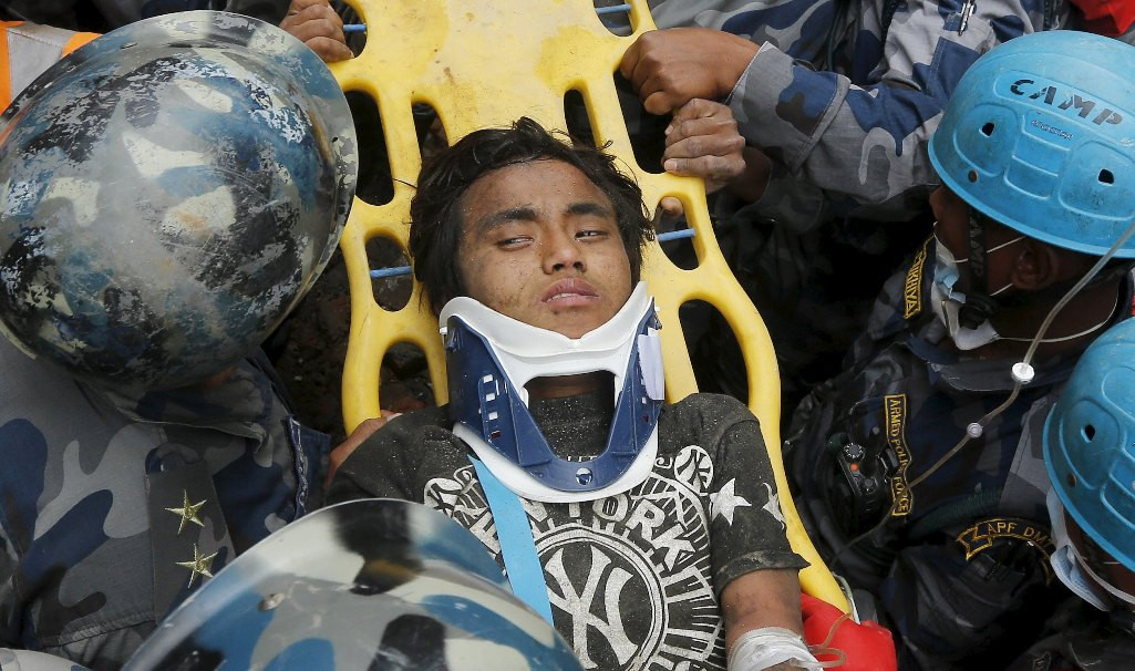 Νεπάλ: 15χρονος βγήκε ζωντανός από τα συντρίμμια πέντε μέρες μετά το σεισμό [ΒΙΝΤΕΟ]