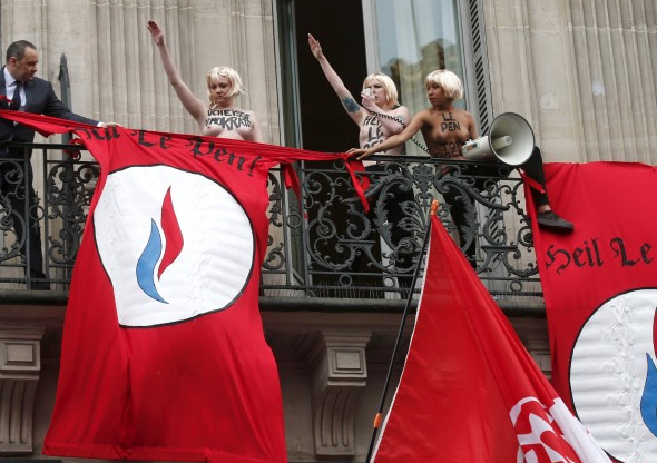 «Χαλάστρα» στην Μαρίν Λεπέν από τις Femen και τον… πατέρα της [ΦΩΤΟ+ΒΙΝΤΕΟ]