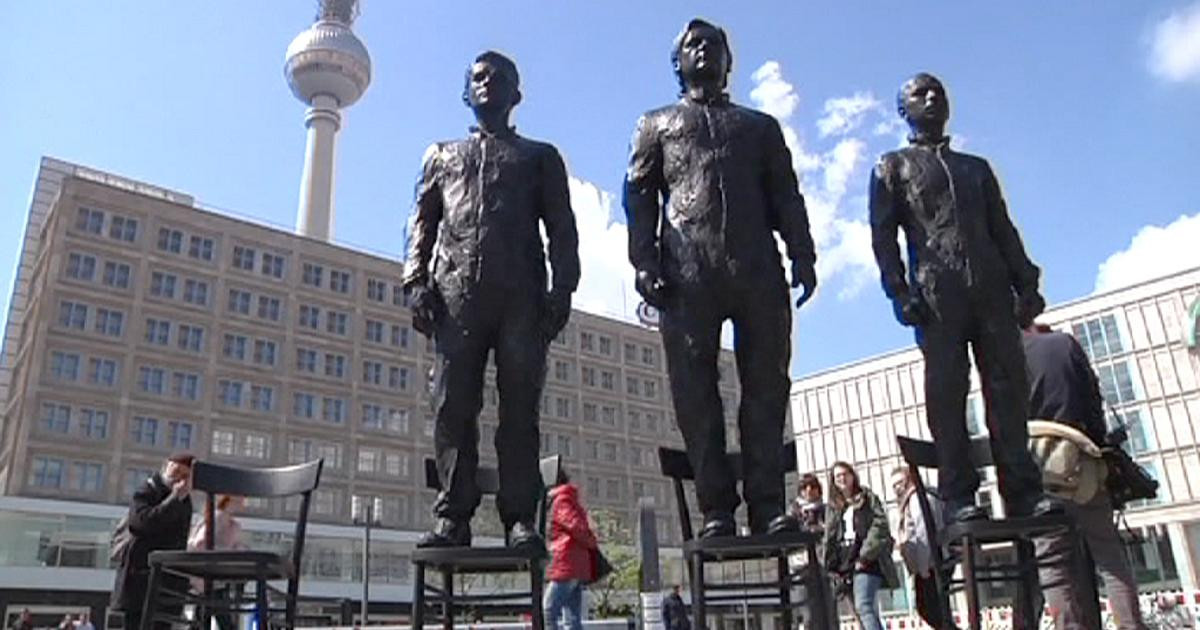 Η Αγία Τριάδα των whistleblowers: Αγάλματα των Σνόουντεν, Ασάνζ και Μάνινγκ στο Βερολίνο [ΒΙΝΤΕΟ + ΦΩΤΟΓΡΑΦΙΕΣ]