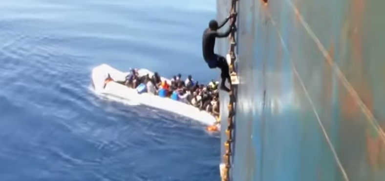 Στιγμές από τη διάσωση μεταναστών στη Μεσόγειο [ΒΙΝΤΕΟ]