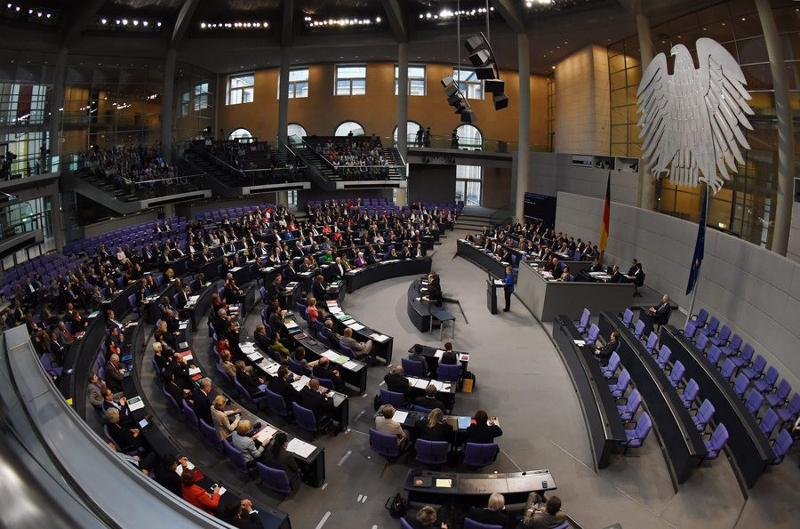 Δεκαπέντε βουλευτές της Μέρκελ συνιστούν… χρεοκοπία για την Ελλάδα